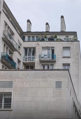 A SAISIR !  Appartement T3 au 3ème étage sur 4  avec ascenseur d'une petite  copropriété comprenant :
Une grande entée desservant un séjour -salon lumineux de 20m² avec balcon, cuisine équipée avec également un balcon, salle de bains, W.C. indépendant, deux chambres , de nombreux placards intégrés.
L'appartement est équipé de volet roulant et d'une cave.

Les +++++++
Vue Seine et vue Cathédrale.
 Appartement traversant très lumineux,
 Vue dégagée ,
Nombreuses places de parking a proximité 
BUS : 27;33,F1, F2, T1 
TER ET METRO 
Charges de copropriété : 280€ par mois (chauffage, eau froide, ascenseur, entretien parties communes, fonds de travaux.
Pour plus d'informations contactez MARYLINE au 07 84 56 20 94
POUR INFORMATION : L'IA à été utilisé pour enlever quelques  meubles .