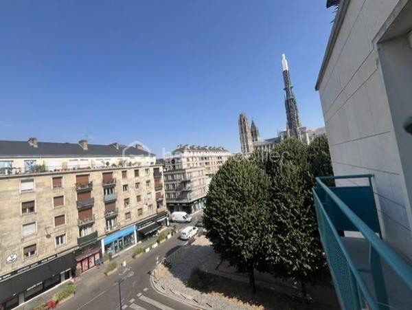 A SAISIR !  Appartement T3 au 3ème étage sur 4  avec ascenseur d'une petite  copropriété comprenant :
Une grande entée desservant un séjour -salon lumineux de 20m² avec balcon, cuisine équipée avec également un balcon, salle de bains, W.C. indépendant, deux chambres , de nombreux placards intégrés.
L'appartement est équipé de volet roulant et d'une cave.

Les +++++++
Vue Seine et vue Cathédrale.
 Appartement traversant très lumineux,
 Vue dégagée ,
Nombreuses places de parking a proximité 
BUS : 27;33,F1, F2, T1 
TER ET METRO 
Charges de copropriété : 280€ par mois (chauffage, eau froide, ascenseur, entretien parties communes, fonds de travaux.
Pour plus d'informations contactez MARYLINE au 07 84 56 20 94
POUR INFORMATION : L'IA à été utilisé pour enlever quelques  meubles .