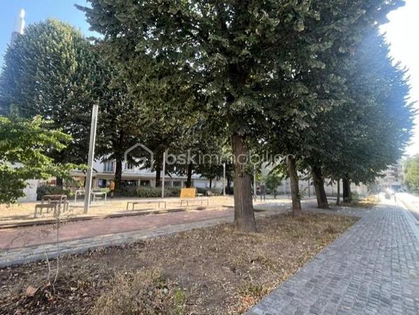 A SAISIR !  Appartement T3 au 3ème étage sur 4  avec ascenseur d'une petite  copropriété comprenant :
Une grande entée desservant un séjour -salon lumineux de 20m² avec balcon, cuisine équipée avec également un balcon, salle de bains, W.C. indépendant, deux chambres , de nombreux placards intégrés.
L'appartement est équipé de volet roulant et d'une cave.

Les +++++++
Vue Seine et vue Cathédrale.
 Appartement traversant très lumineux,
 Vue dégagée ,
Nombreuses places de parking a proximité 
BUS : 27;33,F1, F2, T1 
TER ET METRO 
Charges de copropriété : 280€ par mois (chauffage, eau froide, ascenseur, entretien parties communes, fonds de travaux.
Pour plus d'informations contactez MARYLINE au 07 84 56 20 94
POUR INFORMATION : L'IA à été utilisé pour enlever quelques  meubles .