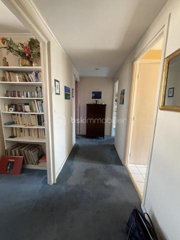 A SAISIR !  Appartement T3 au 3ème étage sur 4  avec ascenseur d'une petite  copropriété comprenant :
Une grande entée desservant un séjour -salon lumineux de 20m² avec balcon, cuisine équipée avec également un balcon, salle de bains, W.C. indépendant, deux chambres , de nombreux placards intégrés.
L'appartement est équipé de volet roulant et d'une cave.

Les +++++++
Vue Seine et vue Cathédrale.
 Appartement traversant très lumineux,
 Vue dégagée ,
Nombreuses places de parking a proximité 
BUS : 27;33,F1, F2, T1 
TER ET METRO 
Charges de copropriété : 280€ par mois (chauffage, eau froide, ascenseur, entretien parties communes, fonds de travaux.
Pour plus d'informations contactez MARYLINE au 07 84 56 20 94
POUR INFORMATION : L'IA à été utilisé pour enlever quelques  meubles .