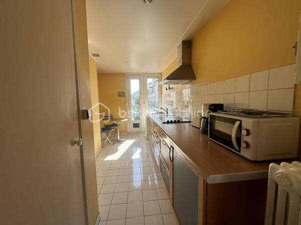 A SAISIR !  Appartement T3 au 3ème étage sur 4  avec ascenseur d'une petite  copropriété comprenant :
Une grande entée desservant un séjour -salon lumineux de 20m² avec balcon, cuisine équipée avec également un balcon, salle de bains, W.C. indépendant, deux chambres , de nombreux placards intégrés.
L'appartement est équipé de volet roulant et d'une cave.

Les +++++++
Vue Seine et vue Cathédrale.
 Appartement traversant très lumineux,
 Vue dégagée ,
Nombreuses places de parking a proximité 
BUS : 27;33,F1, F2, T1 
TER ET METRO 
Charges de copropriété : 280€ par mois (chauffage, eau froide, ascenseur, entretien parties communes, fonds de travaux.
Pour plus d'informations contactez MARYLINE au 07 84 56 20 94
POUR INFORMATION : L'IA à été utilisé pour enlever quelques  meubles .