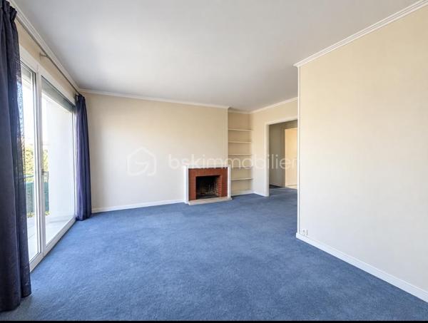 A SAISIR !  Appartement T3 au 3ème étage sur 4  avec ascenseur d'une petite  copropriété comprenant :
Une grande entée desservant un séjour -salon lumineux de 20m² avec balcon, cuisine équipée avec également un balcon, salle de bains, W.C. indépendant, deux chambres , de nombreux placards intégrés.
L'appartement est équipé de volet roulant et d'une cave.

Les +++++++
Vue Seine et vue Cathédrale.
 Appartement traversant très lumineux,
 Vue dégagée ,
Nombreuses places de parking a proximité 
BUS : 27;33,F1, F2, T1 
TER ET METRO 
Charges de copropriété : 280€ par mois (chauffage, eau froide, ascenseur, entretien parties communes, fonds de travaux.
Pour plus d'informations contactez MARYLINE au 07 84 56 20 94
POUR INFORMATION : L'IA à été utilisé pour enlever quelques  meubles .