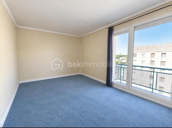 A SAISIR !  Appartement T3 au 3ème étage sur 4  avec ascenseur d'une petite  copropriété comprenant :
Une grande entée desservant un séjour -salon lumineux de 20m² avec balcon, cuisine équipée avec également un balcon, salle de bains, W.C. indépendant, deux chambres , de nombreux placards intégrés.
L'appartement est équipé de volet roulant et d'une cave.

Les +++++++
Vue Seine et vue Cathédrale.
 Appartement traversant très lumineux,
 Vue dégagée ,
Nombreuses places de parking a proximité 
BUS : 27;33,F1, F2, T1 
TER ET METRO 
Charges de copropriété : 280€ par mois (chauffage, eau froide, ascenseur, entretien parties communes, fonds de travaux.
Pour plus d'informations contactez MARYLINE au 07 84 56 20 94
POUR INFORMATION : L'IA à été utilisé pour enlever quelques  meubles .