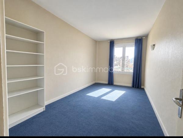 A SAISIR !  Appartement T3 au 3ème étage sur 4  avec ascenseur d'une petite  copropriété comprenant :
Une grande entée desservant un séjour -salon lumineux de 20m² avec balcon, cuisine équipée avec également un balcon, salle de bains, W.C. indépendant, deux chambres , de nombreux placards intégrés.
L'appartement est équipé de volet roulant et d'une cave.

Les +++++++
Vue Seine et vue Cathédrale.
 Appartement traversant très lumineux,
 Vue dégagée ,
Nombreuses places de parking a proximité 
BUS : 27;33,F1, F2, T1 
TER ET METRO 
Charges de copropriété : 280€ par mois (chauffage, eau froide, ascenseur, entretien parties communes, fonds de travaux.
Pour plus d'informations contactez MARYLINE au 07 84 56 20 94
POUR INFORMATION : L'IA à été utilisé pour enlever quelques  meubles .