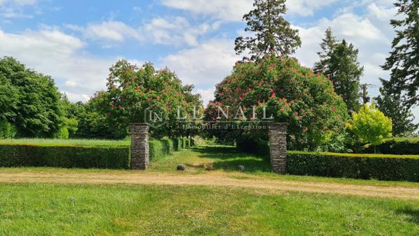 Beau château dans un environnement privilégié à 30 minutes de Vannes.