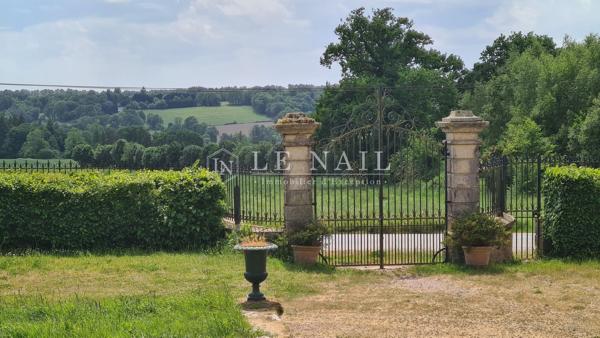Beau château dans un environnement privilégié à 30 minutes de Vannes.