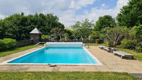 Beau château dans un environnement privilégié à 30 minutes de Vannes.