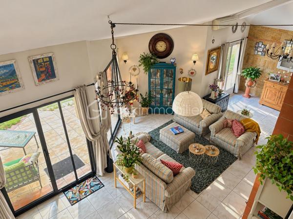 En exclusivité, idéalement située en plein centre de Labastidette, cette villa d’architecte bénéficie d’un emplacement pratique, à proximité des commerces, des services et des commodités du quotidien. Elle permet de profiter d’un cadre de vie résidentiel tout en restant facilement accessible depuis Muret et l’agglomération toulousaine.

Au cœur d’un environnement verdoyant, sur une parcelle paysagée d’environ 1 200 m², la propriété qui développe 220m2, séduit par son architecture singulière, ses volumes généreux, ses matériaux à la fois esthétiques et écologiques mais aussi par son efficience énergétique. Elle propose aujourd’hui 3 chambres, dont une suite parentale, ainsi que de nombreux espaces de vie conçus pour conjuguer confort, convivialité et ouverture sur les extérieurs. La pièce de réception s’organise autour d’un vaste séjour agrémenté d’une cuisine ouverte équipée et d’un espace bureau pouvant être isolé. Les ouvertures prolongent naturellement les espaces intérieurs vers les terrasses et le jardin, créant une continuité agréable entre la maison et son environnement paysager. L’étage s’ouvre sur un joli salon cosy et un couloir desservant une vaste chambre disposant de son bureau et son coin salon/détente.  

La propriété dispose également d’une piscine couverte et chauffée, véritable espace de détente utilisable en toute saison, ainsi que d’un lodge indépendant d’environ 45 m². Ce dernier, particulièrement chaleureux et apaisant, est intégralement voué à la détente. Composé d’un coin salon, d’un espace douche, d’un sauna ainsi que d’un grand jacuzzi, il s’ouvre sur la piscine lui conférant ainsi une accessibilité même en hiver.

Les extérieurs, soigneusement végétalisés, bénéficient de plusieurs espaces de vie et de stationnement. Un carport complète l’ensemble.

La maison est équipée d’une installation de chauffage au sol, d’un puits et de solutions énergétiques performantes (matériaux techniques, géothermie, panneaux solaires…). Elle bénéficie d’un DPE classé B, témoignant d’un niveau de performance énergétique favorable.

Cette propriété s’adresse à une clientèle recherchant un bien de caractère, aux volumes généreux, bénéficiant d’équipements rares et d’un cadre de vie privilégié aux portes de l’agglomération toulousaine.