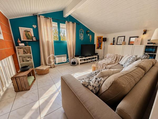 En exclusivité, idéalement située en plein centre de Labastidette, cette villa d’architecte bénéficie d’un emplacement pratique, à proximité des commerces, des services et des commodités du quotidien. Elle permet de profiter d’un cadre de vie résidentiel tout en restant facilement accessible depuis Muret et l’agglomération toulousaine.

Au cœur d’un environnement verdoyant, sur une parcelle paysagée d’environ 1 200 m², la propriété qui développe 220m2, séduit par son architecture singulière, ses volumes généreux, ses matériaux à la fois esthétiques et écologiques mais aussi par son efficience énergétique. Elle propose aujourd’hui 3 chambres, dont une suite parentale, ainsi que de nombreux espaces de vie conçus pour conjuguer confort, convivialité et ouverture sur les extérieurs. La pièce de réception s’organise autour d’un vaste séjour agrémenté d’une cuisine ouverte équipée et d’un espace bureau pouvant être isolé. Les ouvertures prolongent naturellement les espaces intérieurs vers les terrasses et le jardin, créant une continuité agréable entre la maison et son environnement paysager. L’étage s’ouvre sur un joli salon cosy et un couloir desservant une vaste chambre disposant de son bureau et son coin salon/détente.  

La propriété dispose également d’une piscine couverte et chauffée, véritable espace de détente utilisable en toute saison, ainsi que d’un lodge indépendant d’environ 45 m². Ce dernier, particulièrement chaleureux et apaisant, est intégralement voué à la détente. Composé d’un coin salon, d’un espace douche, d’un sauna ainsi que d’un grand jacuzzi, il s’ouvre sur la piscine lui conférant ainsi une accessibilité même en hiver.

Les extérieurs, soigneusement végétalisés, bénéficient de plusieurs espaces de vie et de stationnement. Un carport complète l’ensemble.

La maison est équipée d’une installation de chauffage au sol, d’un puits et de solutions énergétiques performantes (matériaux techniques, géothermie, panneaux solaires…). Elle bénéficie d’un DPE classé B, témoignant d’un niveau de performance énergétique favorable.

Cette propriété s’adresse à une clientèle recherchant un bien de caractère, aux volumes généreux, bénéficiant d’équipements rares et d’un cadre de vie privilégié aux portes de l’agglomération toulousaine.