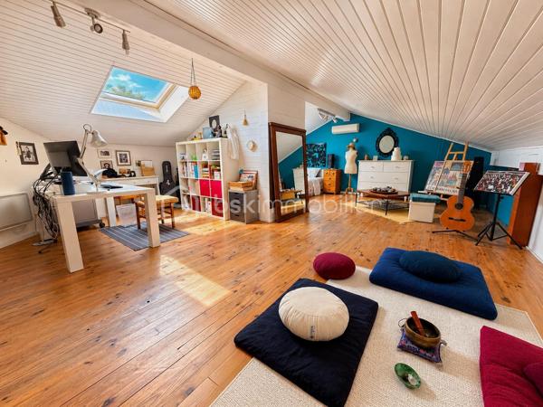 En exclusivité, idéalement située en plein centre de Labastidette, cette villa d’architecte bénéficie d’un emplacement pratique, à proximité des commerces, des services et des commodités du quotidien. Elle permet de profiter d’un cadre de vie résidentiel tout en restant facilement accessible depuis Muret et l’agglomération toulousaine.

Au cœur d’un environnement verdoyant, sur une parcelle paysagée d’environ 1 200 m², la propriété qui développe 220m2, séduit par son architecture singulière, ses volumes généreux, ses matériaux à la fois esthétiques et écologiques mais aussi par son efficience énergétique. Elle propose aujourd’hui 3 chambres, dont une suite parentale, ainsi que de nombreux espaces de vie conçus pour conjuguer confort, convivialité et ouverture sur les extérieurs. La pièce de réception s’organise autour d’un vaste séjour agrémenté d’une cuisine ouverte équipée et d’un espace bureau pouvant être isolé. Les ouvertures prolongent naturellement les espaces intérieurs vers les terrasses et le jardin, créant une continuité agréable entre la maison et son environnement paysager. L’étage s’ouvre sur un joli salon cosy et un couloir desservant une vaste chambre disposant de son bureau et son coin salon/détente.  

La propriété dispose également d’une piscine couverte et chauffée, véritable espace de détente utilisable en toute saison, ainsi que d’un lodge indépendant d’environ 45 m². Ce dernier, particulièrement chaleureux et apaisant, est intégralement voué à la détente. Composé d’un coin salon, d’un espace douche, d’un sauna ainsi que d’un grand jacuzzi, il s’ouvre sur la piscine lui conférant ainsi une accessibilité même en hiver.

Les extérieurs, soigneusement végétalisés, bénéficient de plusieurs espaces de vie et de stationnement. Un carport complète l’ensemble.

La maison est équipée d’une installation de chauffage au sol, d’un puits et de solutions énergétiques performantes (matériaux techniques, géothermie, panneaux solaires…). Elle bénéficie d’un DPE classé B, témoignant d’un niveau de performance énergétique favorable.

Cette propriété s’adresse à une clientèle recherchant un bien de caractère, aux volumes généreux, bénéficiant d’équipements rares et d’un cadre de vie privilégié aux portes de l’agglomération toulousaine.