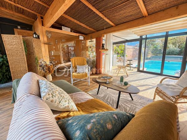 En exclusivité, idéalement située en plein centre de Labastidette, cette villa d’architecte bénéficie d’un emplacement pratique, à proximité des commerces, des services et des commodités du quotidien. Elle permet de profiter d’un cadre de vie résidentiel tout en restant facilement accessible depuis Muret et l’agglomération toulousaine.

Au cœur d’un environnement verdoyant, sur une parcelle paysagée d’environ 1 200 m², la propriété qui développe 220m2, séduit par son architecture singulière, ses volumes généreux, ses matériaux à la fois esthétiques et écologiques mais aussi par son efficience énergétique. Elle propose aujourd’hui 3 chambres, dont une suite parentale, ainsi que de nombreux espaces de vie conçus pour conjuguer confort, convivialité et ouverture sur les extérieurs. La pièce de réception s’organise autour d’un vaste séjour agrémenté d’une cuisine ouverte équipée et d’un espace bureau pouvant être isolé. Les ouvertures prolongent naturellement les espaces intérieurs vers les terrasses et le jardin, créant une continuité agréable entre la maison et son environnement paysager. L’étage s’ouvre sur un joli salon cosy et un couloir desservant une vaste chambre disposant de son bureau et son coin salon/détente.  

La propriété dispose également d’une piscine couverte et chauffée, véritable espace de détente utilisable en toute saison, ainsi que d’un lodge indépendant d’environ 45 m². Ce dernier, particulièrement chaleureux et apaisant, est intégralement voué à la détente. Composé d’un coin salon, d’un espace douche, d’un sauna ainsi que d’un grand jacuzzi, il s’ouvre sur la piscine lui conférant ainsi une accessibilité même en hiver.

Les extérieurs, soigneusement végétalisés, bénéficient de plusieurs espaces de vie et de stationnement. Un carport complète l’ensemble.

La maison est équipée d’une installation de chauffage au sol, d’un puits et de solutions énergétiques performantes (matériaux techniques, géothermie, panneaux solaires…). Elle bénéficie d’un DPE classé B, témoignant d’un niveau de performance énergétique favorable.

Cette propriété s’adresse à une clientèle recherchant un bien de caractère, aux volumes généreux, bénéficiant d’équipements rares et d’un cadre de vie privilégié aux portes de l’agglomération toulousaine.
