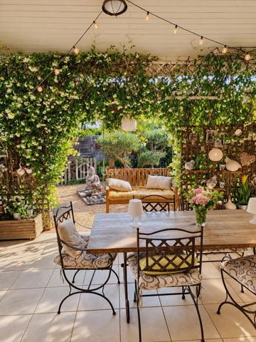En exclusivité, idéalement située en plein centre de Labastidette, cette villa d’architecte bénéficie d’un emplacement pratique, à proximité des commerces, des services et des commodités du quotidien. Elle permet de profiter d’un cadre de vie résidentiel tout en restant facilement accessible depuis Muret et l’agglomération toulousaine.

Au cœur d’un environnement verdoyant, sur une parcelle paysagée d’environ 1 200 m², la propriété qui développe 220m2, séduit par son architecture singulière, ses volumes généreux, ses matériaux à la fois esthétiques et écologiques mais aussi par son efficience énergétique. Elle propose aujourd’hui 3 chambres, dont une suite parentale, ainsi que de nombreux espaces de vie conçus pour conjuguer confort, convivialité et ouverture sur les extérieurs. La pièce de réception s’organise autour d’un vaste séjour agrémenté d’une cuisine ouverte équipée et d’un espace bureau pouvant être isolé. Les ouvertures prolongent naturellement les espaces intérieurs vers les terrasses et le jardin, créant une continuité agréable entre la maison et son environnement paysager. L’étage s’ouvre sur un joli salon cosy et un couloir desservant une vaste chambre disposant de son bureau et son coin salon/détente.  

La propriété dispose également d’une piscine couverte et chauffée, véritable espace de détente utilisable en toute saison, ainsi que d’un lodge indépendant d’environ 45 m². Ce dernier, particulièrement chaleureux et apaisant, est intégralement voué à la détente. Composé d’un coin salon, d’un espace douche, d’un sauna ainsi que d’un grand jacuzzi, il s’ouvre sur la piscine lui conférant ainsi une accessibilité même en hiver.

Les extérieurs, soigneusement végétalisés, bénéficient de plusieurs espaces de vie et de stationnement. Un carport complète l’ensemble.

La maison est équipée d’une installation de chauffage au sol, d’un puits et de solutions énergétiques performantes (matériaux techniques, géothermie, panneaux solaires…). Elle bénéficie d’un DPE classé B, témoignant d’un niveau de performance énergétique favorable.

Cette propriété s’adresse à une clientèle recherchant un bien de caractère, aux volumes généreux, bénéficiant d’équipements rares et d’un cadre de vie privilégié aux portes de l’agglomération toulousaine.