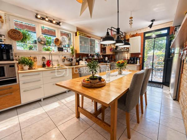 En exclusivité, idéalement située en plein centre de Labastidette, cette villa d’architecte bénéficie d’un emplacement pratique, à proximité des commerces, des services et des commodités du quotidien. Elle permet de profiter d’un cadre de vie résidentiel tout en restant facilement accessible depuis Muret et l’agglomération toulousaine.

Au cœur d’un environnement verdoyant, sur une parcelle paysagée d’environ 1 200 m², la propriété qui développe 220m2, séduit par son architecture singulière, ses volumes généreux, ses matériaux à la fois esthétiques et écologiques mais aussi par son efficience énergétique. Elle propose aujourd’hui 3 chambres, dont une suite parentale, ainsi que de nombreux espaces de vie conçus pour conjuguer confort, convivialité et ouverture sur les extérieurs. La pièce de réception s’organise autour d’un vaste séjour agrémenté d’une cuisine ouverte équipée et d’un espace bureau pouvant être isolé. Les ouvertures prolongent naturellement les espaces intérieurs vers les terrasses et le jardin, créant une continuité agréable entre la maison et son environnement paysager. L’étage s’ouvre sur un joli salon cosy et un couloir desservant une vaste chambre disposant de son bureau et son coin salon/détente.  

La propriété dispose également d’une piscine couverte et chauffée, véritable espace de détente utilisable en toute saison, ainsi que d’un lodge indépendant d’environ 45 m². Ce dernier, particulièrement chaleureux et apaisant, est intégralement voué à la détente. Composé d’un coin salon, d’un espace douche, d’un sauna ainsi que d’un grand jacuzzi, il s’ouvre sur la piscine lui conférant ainsi une accessibilité même en hiver.

Les extérieurs, soigneusement végétalisés, bénéficient de plusieurs espaces de vie et de stationnement. Un carport complète l’ensemble.

La maison est équipée d’une installation de chauffage au sol, d’un puits et de solutions énergétiques performantes (matériaux techniques, géothermie, panneaux solaires…). Elle bénéficie d’un DPE classé B, témoignant d’un niveau de performance énergétique favorable.

Cette propriété s’adresse à une clientèle recherchant un bien de caractère, aux volumes généreux, bénéficiant d’équipements rares et d’un cadre de vie privilégié aux portes de l’agglomération toulousaine.