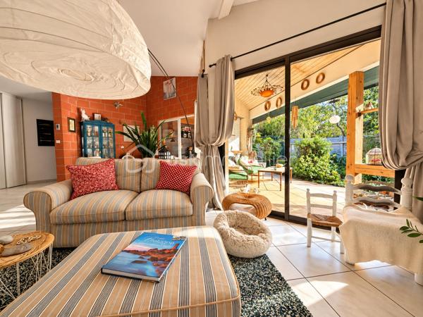 En exclusivité, idéalement située en plein centre de Labastidette, cette villa d’architecte bénéficie d’un emplacement pratique, à proximité des commerces, des services et des commodités du quotidien. Elle permet de profiter d’un cadre de vie résidentiel tout en restant facilement accessible depuis Muret et l’agglomération toulousaine.

Au cœur d’un environnement verdoyant, sur une parcelle paysagée d’environ 1 200 m², la propriété qui développe 220m2, séduit par son architecture singulière, ses volumes généreux, ses matériaux à la fois esthétiques et écologiques mais aussi par son efficience énergétique. Elle propose aujourd’hui 3 chambres, dont une suite parentale, ainsi que de nombreux espaces de vie conçus pour conjuguer confort, convivialité et ouverture sur les extérieurs. La pièce de réception s’organise autour d’un vaste séjour agrémenté d’une cuisine ouverte équipée et d’un espace bureau pouvant être isolé. Les ouvertures prolongent naturellement les espaces intérieurs vers les terrasses et le jardin, créant une continuité agréable entre la maison et son environnement paysager. L’étage s’ouvre sur un joli salon cosy et un couloir desservant une vaste chambre disposant de son bureau et son coin salon/détente.  

La propriété dispose également d’une piscine couverte et chauffée, véritable espace de détente utilisable en toute saison, ainsi que d’un lodge indépendant d’environ 45 m². Ce dernier, particulièrement chaleureux et apaisant, est intégralement voué à la détente. Composé d’un coin salon, d’un espace douche, d’un sauna ainsi que d’un grand jacuzzi, il s’ouvre sur la piscine lui conférant ainsi une accessibilité même en hiver.

Les extérieurs, soigneusement végétalisés, bénéficient de plusieurs espaces de vie et de stationnement. Un carport complète l’ensemble.

La maison est équipée d’une installation de chauffage au sol, d’un puits et de solutions énergétiques performantes (matériaux techniques, géothermie, panneaux solaires…). Elle bénéficie d’un DPE classé B, témoignant d’un niveau de performance énergétique favorable.

Cette propriété s’adresse à une clientèle recherchant un bien de caractère, aux volumes généreux, bénéficiant d’équipements rares et d’un cadre de vie privilégié aux portes de l’agglomération toulousaine.