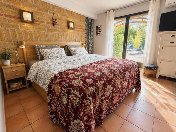 En exclusivité, idéalement située en plein centre de Labastidette, cette villa d’architecte bénéficie d’un emplacement pratique, à proximité des commerces, des services et des commodités du quotidien. Elle permet de profiter d’un cadre de vie résidentiel tout en restant facilement accessible depuis Muret et l’agglomération toulousaine.

Au cœur d’un environnement verdoyant, sur une parcelle paysagée d’environ 1 200 m², la propriété qui développe 220m2, séduit par son architecture singulière, ses volumes généreux, ses matériaux à la fois esthétiques et écologiques mais aussi par son efficience énergétique. Elle propose aujourd’hui 3 chambres, dont une suite parentale, ainsi que de nombreux espaces de vie conçus pour conjuguer confort, convivialité et ouverture sur les extérieurs. La pièce de réception s’organise autour d’un vaste séjour agrémenté d’une cuisine ouverte équipée et d’un espace bureau pouvant être isolé. Les ouvertures prolongent naturellement les espaces intérieurs vers les terrasses et le jardin, créant une continuité agréable entre la maison et son environnement paysager. L’étage s’ouvre sur un joli salon cosy et un couloir desservant une vaste chambre disposant de son bureau et son coin salon/détente.  

La propriété dispose également d’une piscine couverte et chauffée, véritable espace de détente utilisable en toute saison, ainsi que d’un lodge indépendant d’environ 45 m². Ce dernier, particulièrement chaleureux et apaisant, est intégralement voué à la détente. Composé d’un coin salon, d’un espace douche, d’un sauna ainsi que d’un grand jacuzzi, il s’ouvre sur la piscine lui conférant ainsi une accessibilité même en hiver.

Les extérieurs, soigneusement végétalisés, bénéficient de plusieurs espaces de vie et de stationnement. Un carport complète l’ensemble.

La maison est équipée d’une installation de chauffage au sol, d’un puits et de solutions énergétiques performantes (matériaux techniques, géothermie, panneaux solaires…). Elle bénéficie d’un DPE classé B, témoignant d’un niveau de performance énergétique favorable.

Cette propriété s’adresse à une clientèle recherchant un bien de caractère, aux volumes généreux, bénéficiant d’équipements rares et d’un cadre de vie privilégié aux portes de l’agglomération toulousaine.