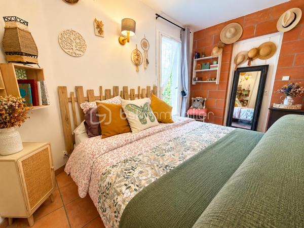 En exclusivité, idéalement située en plein centre de Labastidette, cette villa d’architecte bénéficie d’un emplacement pratique, à proximité des commerces, des services et des commodités du quotidien. Elle permet de profiter d’un cadre de vie résidentiel tout en restant facilement accessible depuis Muret et l’agglomération toulousaine.

Au cœur d’un environnement verdoyant, sur une parcelle paysagée d’environ 1 200 m², la propriété qui développe 220m2, séduit par son architecture singulière, ses volumes généreux, ses matériaux à la fois esthétiques et écologiques mais aussi par son efficience énergétique. Elle propose aujourd’hui 3 chambres, dont une suite parentale, ainsi que de nombreux espaces de vie conçus pour conjuguer confort, convivialité et ouverture sur les extérieurs. La pièce de réception s’organise autour d’un vaste séjour agrémenté d’une cuisine ouverte équipée et d’un espace bureau pouvant être isolé. Les ouvertures prolongent naturellement les espaces intérieurs vers les terrasses et le jardin, créant une continuité agréable entre la maison et son environnement paysager. L’étage s’ouvre sur un joli salon cosy et un couloir desservant une vaste chambre disposant de son bureau et son coin salon/détente.  

La propriété dispose également d’une piscine couverte et chauffée, véritable espace de détente utilisable en toute saison, ainsi que d’un lodge indépendant d’environ 45 m². Ce dernier, particulièrement chaleureux et apaisant, est intégralement voué à la détente. Composé d’un coin salon, d’un espace douche, d’un sauna ainsi que d’un grand jacuzzi, il s’ouvre sur la piscine lui conférant ainsi une accessibilité même en hiver.

Les extérieurs, soigneusement végétalisés, bénéficient de plusieurs espaces de vie et de stationnement. Un carport complète l’ensemble.

La maison est équipée d’une installation de chauffage au sol, d’un puits et de solutions énergétiques performantes (matériaux techniques, géothermie, panneaux solaires…). Elle bénéficie d’un DPE classé B, témoignant d’un niveau de performance énergétique favorable.

Cette propriété s’adresse à une clientèle recherchant un bien de caractère, aux volumes généreux, bénéficiant d’équipements rares et d’un cadre de vie privilégié aux portes de l’agglomération toulousaine.
