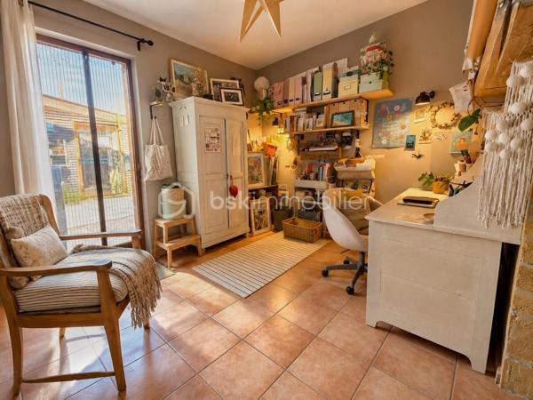 En exclusivité, idéalement située en plein centre de Labastidette, cette villa d’architecte bénéficie d’un emplacement pratique, à proximité des commerces, des services et des commodités du quotidien. Elle permet de profiter d’un cadre de vie résidentiel tout en restant facilement accessible depuis Muret et l’agglomération toulousaine.

Au cœur d’un environnement verdoyant, sur une parcelle paysagée d’environ 1 200 m², la propriété qui développe 220m2, séduit par son architecture singulière, ses volumes généreux, ses matériaux à la fois esthétiques et écologiques mais aussi par son efficience énergétique. Elle propose aujourd’hui 3 chambres, dont une suite parentale, ainsi que de nombreux espaces de vie conçus pour conjuguer confort, convivialité et ouverture sur les extérieurs. La pièce de réception s’organise autour d’un vaste séjour agrémenté d’une cuisine ouverte équipée et d’un espace bureau pouvant être isolé. Les ouvertures prolongent naturellement les espaces intérieurs vers les terrasses et le jardin, créant une continuité agréable entre la maison et son environnement paysager. L’étage s’ouvre sur un joli salon cosy et un couloir desservant une vaste chambre disposant de son bureau et son coin salon/détente.  

La propriété dispose également d’une piscine couverte et chauffée, véritable espace de détente utilisable en toute saison, ainsi que d’un lodge indépendant d’environ 45 m². Ce dernier, particulièrement chaleureux et apaisant, est intégralement voué à la détente. Composé d’un coin salon, d’un espace douche, d’un sauna ainsi que d’un grand jacuzzi, il s’ouvre sur la piscine lui conférant ainsi une accessibilité même en hiver.

Les extérieurs, soigneusement végétalisés, bénéficient de plusieurs espaces de vie et de stationnement. Un carport complète l’ensemble.

La maison est équipée d’une installation de chauffage au sol, d’un puits et de solutions énergétiques performantes (matériaux techniques, géothermie, panneaux solaires…). Elle bénéficie d’un DPE classé B, témoignant d’un niveau de performance énergétique favorable.

Cette propriété s’adresse à une clientèle recherchant un bien de caractère, aux volumes généreux, bénéficiant d’équipements rares et d’un cadre de vie privilégié aux portes de l’agglomération toulousaine.