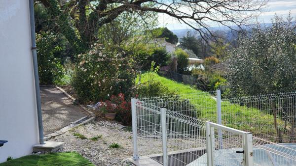 Cette maison aux volume lumineux et harmonieux,