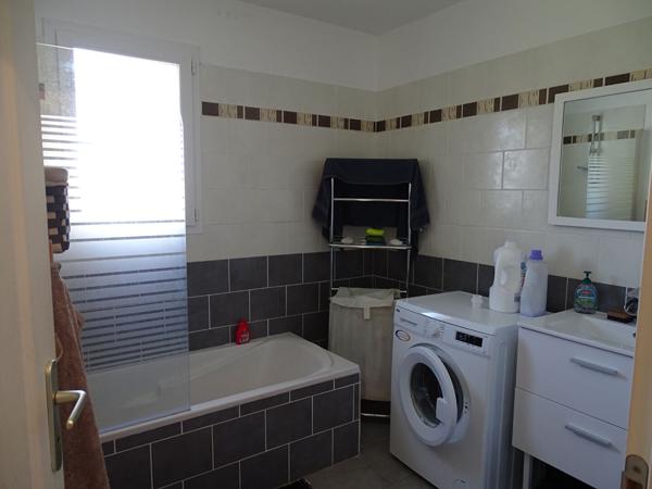 MAISON PLAIN PIED 3 CHAMBRES GARAGE ET JARDIN A LEUC