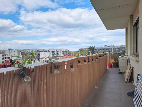 Idéalement situé au croisement de la rue Jules Parent de Rueil-Malmaison, dans le quartier recherché du bas Mont Valérien côté Nanterre, cet appartement bénéficie d’un environnement calme et résidentiel. Le secteur est apprécié pour sa tranquillité et sa qualité de vie, tout en restant proche des commodités du quotidien, à exactement 12 min à pieds du Coeur de ville de Rueil-Malmaison. Découvrez cet appartement de trois pièces, situé au troisième étage d’une copropriété des années 1975 avec ascenseur. L’entrée s’ouvre sur un séjour lumineux avec une cuisine ouverte aménagée et équipée, offrant un accès direct sur une terrasse de 10 m² sans vis à vis. L’espace
nuit comprend un dégagement avec rangements, deux chambres dont une avec placard intégré, une salle de bains avec toilette. Une cave et une place de parking complètent l’ensemble. L’appartement est en très bon état, lumineux et dispose de la climatisation réversible. Charges de copropriété incluant le chauffage au sol collectif électrique, service gardien, l'eau froide, l'entretien des parties communes, ascenseur, espaces verts etc. Les visites sont possible dès maintenant. VIDEO DE PRESENTATION DISPONIBLE