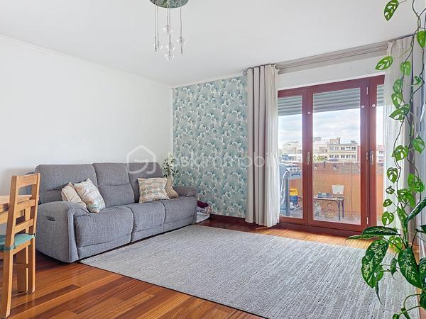 Idéalement situé au croisement de la rue Jules Parent de Rueil-Malmaison, dans le quartier recherché du bas Mont Valérien côté Nanterre, cet appartement bénéficie d’un environnement calme et résidentiel. Le secteur est apprécié pour sa tranquillité et sa qualité de vie, tout en restant proche des commodités du quotidien, à exactement 12 min à pieds du Coeur de ville de Rueil-Malmaison. Découvrez cet appartement de trois pièces, situé au troisième étage d’une copropriété des années 1975 avec ascenseur. L’entrée s’ouvre sur un séjour lumineux avec une cuisine ouverte aménagée et équipée, offrant un accès direct sur une terrasse de 10 m² sans vis à vis. L’espace
nuit comprend un dégagement avec rangements, deux chambres dont une avec placard intégré, une salle de bains avec toilette. Une cave et une place de parking complètent l’ensemble. L’appartement est en très bon état, lumineux et dispose de la climatisation réversible. Charges de copropriété incluant le chauffage au sol collectif électrique, service gardien, l'eau froide, l'entretien des parties communes, ascenseur, espaces verts etc. Les visites sont possible dès maintenant. VIDEO DE PRESENTATION DISPONIBLE