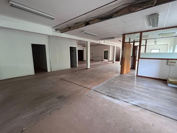 À LOUER - LOCAL COMMERCIAL- MENNECY