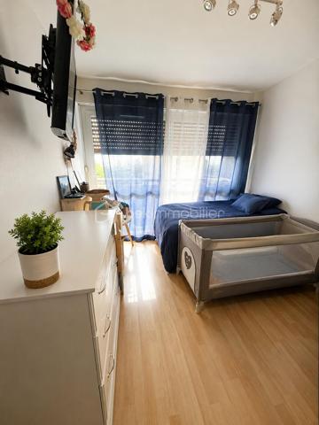 Bel  appartement dans un quartier très recherché des Flanades au 7ème et DERNIER étage d'un immeuble très bien entretenue. 
Vous vivrez à proximité du TRAM ( 10mn à pied du RER D), des ÉCOLES  et COMMERCES.
Ne tardez pas à découvrir ce SPACIEUX appartement de 93m2 LUMINEUX et FONCTIONNEL, il offre de beaux volumes et une agréable VUE DÉGAGÉE.
L'appartement se compose de :
- Une entrée avec rangements
- Un séjour lumineux ouvrant sur une loggia de 11m2
- Une cuisine indépendante avec une arrière cuisine 
- 3 chambres confortables
- Une salle de bain
- 1 walter -closet séparé

Les atouts : 
+++ Doubles vitrages
+++ Cave
+++ Dernier étage
Idéal pour une famille ou pour un investissement de qualité.