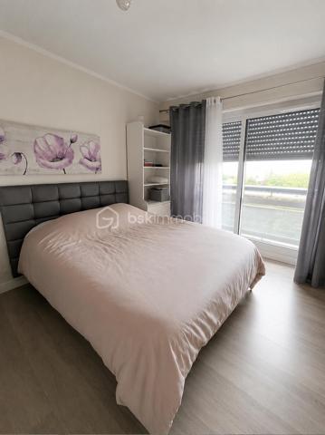 Bel  appartement dans un quartier très recherché des Flanades au 7ème et DERNIER étage d'un immeuble très bien entretenue. 
Vous vivrez à proximité du TRAM ( 10mn à pied du RER D), des ÉCOLES  et COMMERCES.
Ne tardez pas à découvrir ce SPACIEUX appartement de 93m2 LUMINEUX et FONCTIONNEL, il offre de beaux volumes et une agréable VUE DÉGAGÉE.
L'appartement se compose de :
- Une entrée avec rangements
- Un séjour lumineux ouvrant sur une loggia de 11m2
- Une cuisine indépendante avec une arrière cuisine 
- 3 chambres confortables
- Une salle de bain
- 1 walter -closet séparé

Les atouts : 
+++ Doubles vitrages
+++ Cave
+++ Dernier étage
Idéal pour une famille ou pour un investissement de qualité.