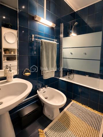 Bel  appartement dans un quartier très recherché des Flanades au 7ème et DERNIER étage d'un immeuble très bien entretenue. 
Vous vivrez à proximité du TRAM ( 10mn à pied du RER D), des ÉCOLES  et COMMERCES.
Ne tardez pas à découvrir ce SPACIEUX appartement de 93m2 LUMINEUX et FONCTIONNEL, il offre de beaux volumes et une agréable VUE DÉGAGÉE.
L'appartement se compose de :
- Une entrée avec rangements
- Un séjour lumineux ouvrant sur une loggia de 11m2
- Une cuisine indépendante avec une arrière cuisine 
- 3 chambres confortables
- Une salle de bain
- 1 walter -closet séparé

Les atouts : 
+++ Doubles vitrages
+++ Cave
+++ Dernier étage
Idéal pour une famille ou pour un investissement de qualité.
