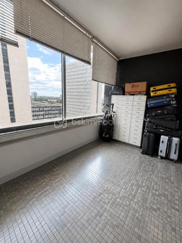 Bel  appartement dans un quartier très recherché des Flanades au 7ème et DERNIER étage d'un immeuble très bien entretenue. 
Vous vivrez à proximité du TRAM ( 10mn à pied du RER D), des ÉCOLES  et COMMERCES.
Ne tardez pas à découvrir ce SPACIEUX appartement de 93m2 LUMINEUX et FONCTIONNEL, il offre de beaux volumes et une agréable VUE DÉGAGÉE.
L'appartement se compose de :
- Une entrée avec rangements
- Un séjour lumineux ouvrant sur une loggia de 11m2
- Une cuisine indépendante avec une arrière cuisine 
- 3 chambres confortables
- Une salle de bain
- 1 walter -closet séparé

Les atouts : 
+++ Doubles vitrages
+++ Cave
+++ Dernier étage
Idéal pour une famille ou pour un investissement de qualité.