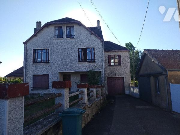 Maison à rénover :
RDC : entrée, séjour, cuisine, chambre, SDE, WC,
1er étage : 4 chambres, SDB, WC