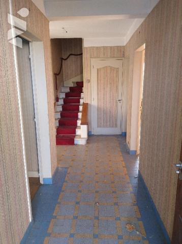 Maison à rénover :
RDC : entrée, séjour, cuisine, chambre, SDE, WC,
1er étage : 4 chambres, SDB, WC