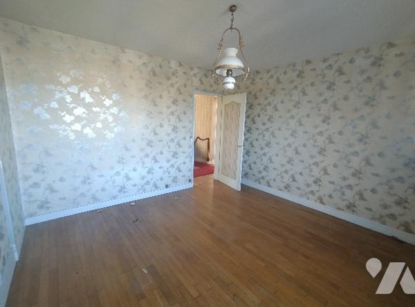 Maison à rénover :
RDC : entrée, séjour, cuisine, chambre, SDE, WC,
1er étage : 4 chambres, SDB, WC