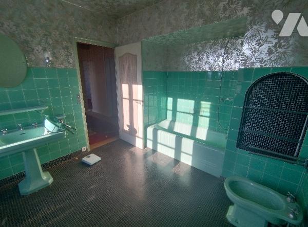 Maison à rénover :
RDC : entrée, séjour, cuisine, chambre, SDE, WC,
1er étage : 4 chambres, SDB, WC