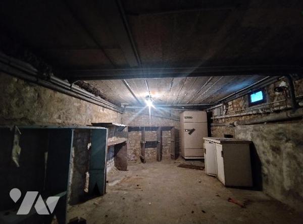 Maison à rénover :
RDC : entrée, séjour, cuisine, chambre, SDE, WC,
1er étage : 4 chambres, SDB, WC