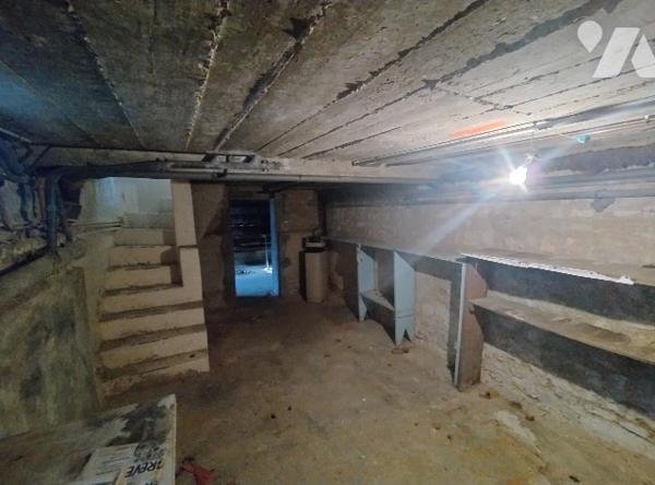 Maison à rénover :
RDC : entrée, séjour, cuisine, chambre, SDE, WC,
1er étage : 4 chambres, SDB, WC