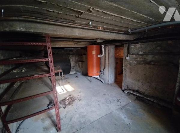 Maison à rénover :
RDC : entrée, séjour, cuisine, chambre, SDE, WC,
1er étage : 4 chambres, SDB, WC