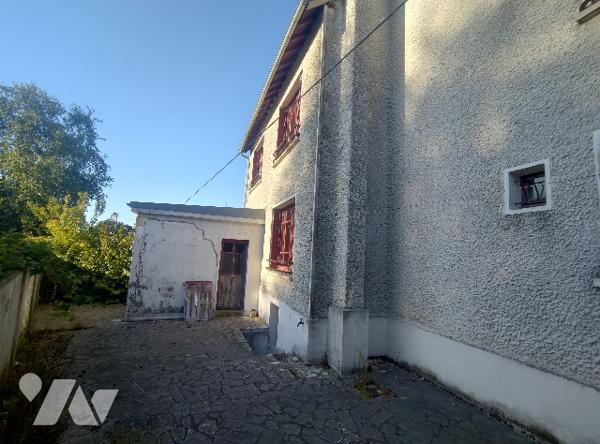 Maison à rénover :
RDC : entrée, séjour, cuisine, chambre, SDE, WC,
1er étage : 4 chambres, SDB, WC