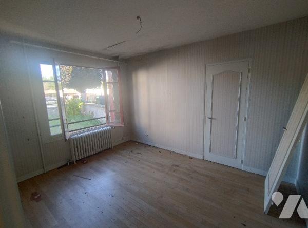 Maison à rénover :
RDC : entrée, séjour, cuisine, chambre, SDE, WC,
1er étage : 4 chambres, SDB, WC