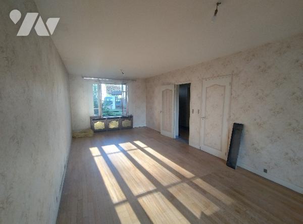 Maison à rénover :
RDC : entrée, séjour, cuisine, chambre, SDE, WC,
1er étage : 4 chambres, SDB, WC