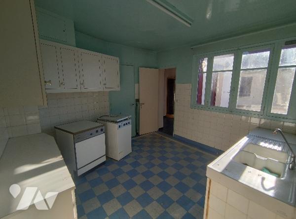 Maison à rénover :
RDC : entrée, séjour, cuisine, chambre, SDE, WC,
1er étage : 4 chambres, SDB, WC