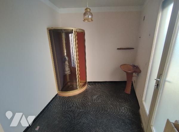 Maison à rénover :
RDC : entrée, séjour, cuisine, chambre, SDE, WC,
1er étage : 4 chambres, SDB, WC