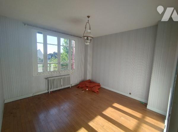 Maison à rénover :
RDC : entrée, séjour, cuisine, chambre, SDE, WC,
1er étage : 4 chambres, SDB, WC