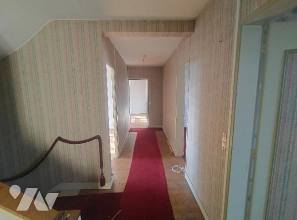 Maison à rénover :
RDC : entrée, séjour, cuisine, chambre, SDE, WC,
1er étage : 4 chambres, SDB, WC