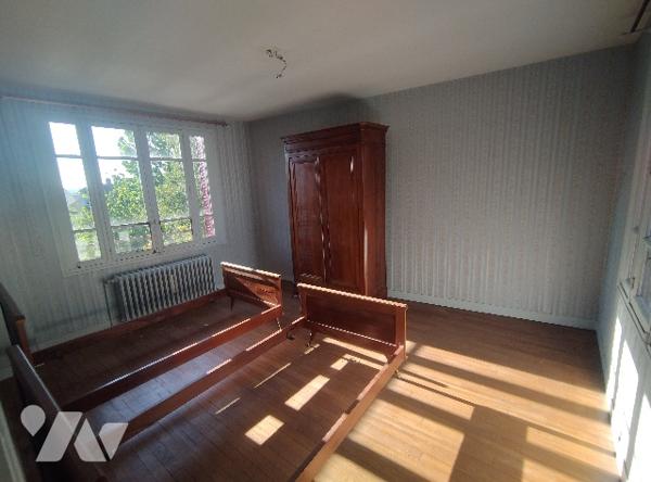 Maison à rénover :
RDC : entrée, séjour, cuisine, chambre, SDE, WC,
1er étage : 4 chambres, SDB, WC