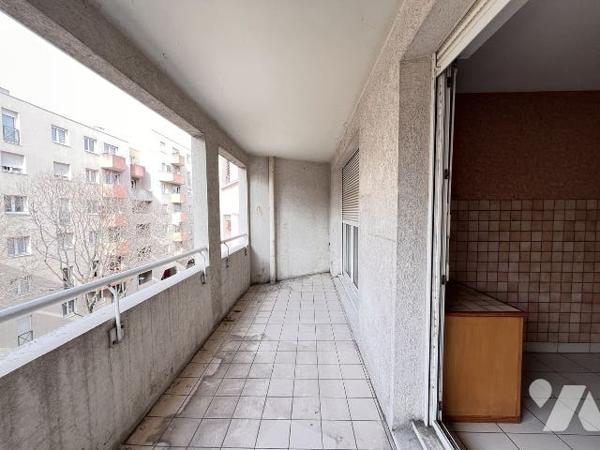 CHARPENNES, T3 de 72,65 m² avec balcon garage fermé et cave dans copropriété de 1995.