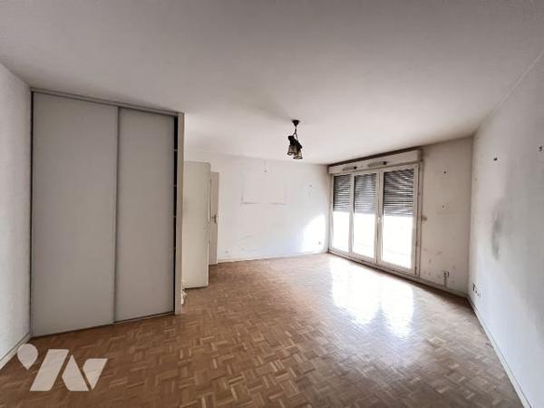 CHARPENNES, T3 de 72,65 m² avec balcon garage fermé et cave dans copropriété de 1995.