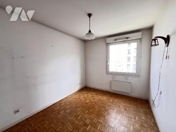 CHARPENNES, T3 de 72,65 m² avec balcon garage fermé et cave dans copropriété de 1995.