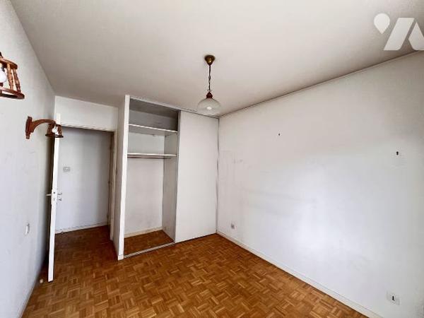 CHARPENNES, T3 de 72,65 m² avec balcon garage fermé et cave dans copropriété de 1995.