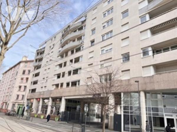 CHARPENNES, T3 de 72,65 m² avec balcon garage fermé et cave dans copropriété de 1995.